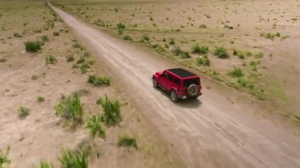 Vista Aérea Jeep Wrangler Dirigindo Através Deserto Utah Seguir Tiro — Vídeo de Stock