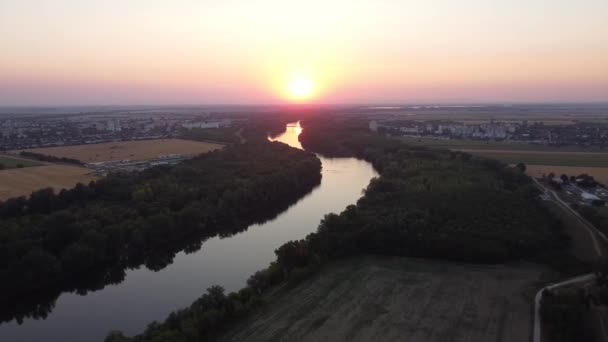 Rivierslangen Door Agrarisch Landschap Naar Een Levendige Zonsondergang Lage Lichtantenne — Stockvideo