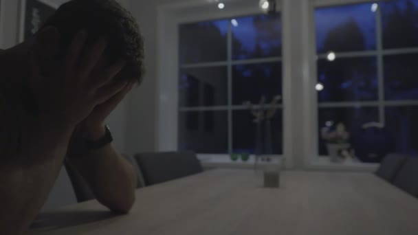 Сумний Відчайдушний Молодий Чоловік Плаче Ховається Обличчям Руках Вдома Пізно — стокове відео