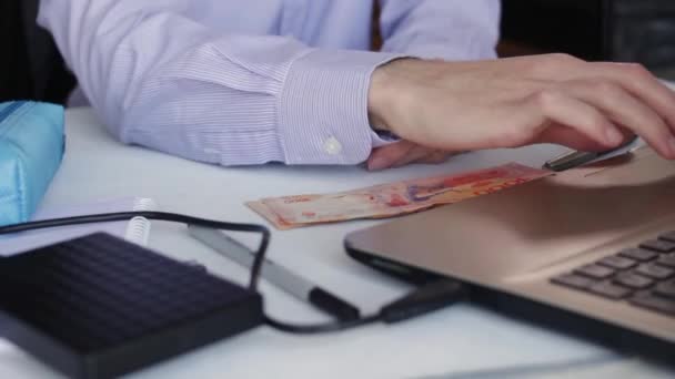 Uomo Affari Messo Peso Argentino Vicino Computer Portatile Mentre Lavorava — Video Stock