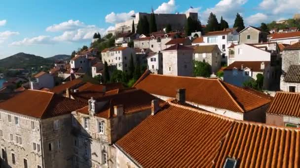 从锡班尼克市的典型建筑飞到克罗地亚的圣迈克尔要塞 — 图库视频影像
