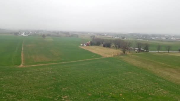 Ein Drohnenschuss Von Ackerland Pennsylvania Einem Nebligen Und Düsteren Morgen — Stockvideo