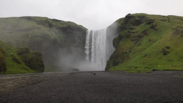 Skogafoss Cai Islândia Com Vídeo Médio — Vídeo de Stock