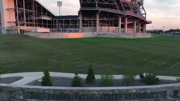 Penn State University Psu Sign Steigende Antenne Beaver Stadium Während — Stockvideo