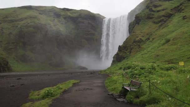 Skogafoss Cae Islandia Con Gimbal Caminando Hacia Adelante Más Allá — Vídeos de Stock