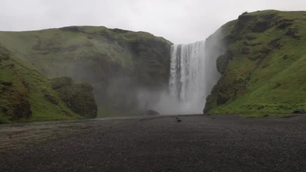 Skogafoss Falls Islandia Con Video Gimbal Caminando Hacia Adelante — Vídeos de Stock