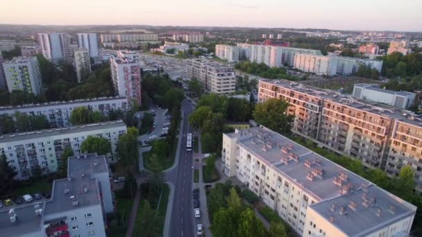 때높은 아파트 폴란드 크라코프 사이의 도로를 공중에서 거꾸로 — 비디오