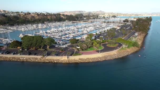 Stigande Över Marinan Vid Dana Point För Att Det Natursköna — Stockvideo