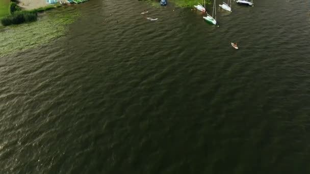 ポーランドのザグリーズ湖レクリエーションセンター 水上貯水池 ドローンショットの海岸 人々とボートの空中ビュー — ストック動画