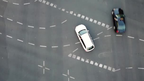 Carro Branco Cruzamento Desliga Rua Plantada Com Árvores Grande Visão — Vídeo de Stock