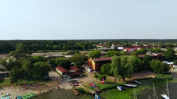 Luftaufnahme Der Zagrze Seeküste Sommertag Drachenclub Menschen Und Boote Drohnenschuss — Stockvideo