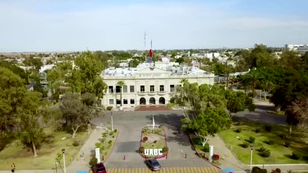 Drone Zoom Focar Uma Universidade Mexicana Voando Frente Para Telhado — Vídeo de Stock