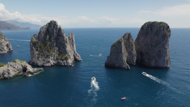 Vista Aérea Barcos Que Navegan Mar Con Formación Roca Faraglioni — Vídeos de Stock
