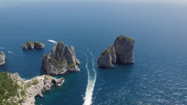 Backwash Barco Entre Pila Mar Faraglioni Verano Capri Italia Antena — Vídeo de stock