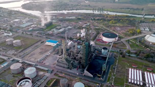 Luchtbaan Van Een Olieraffinaderij Haar Fractioneringstoren Met Tanks Achtergrond Natuurlijke — Stockvideo