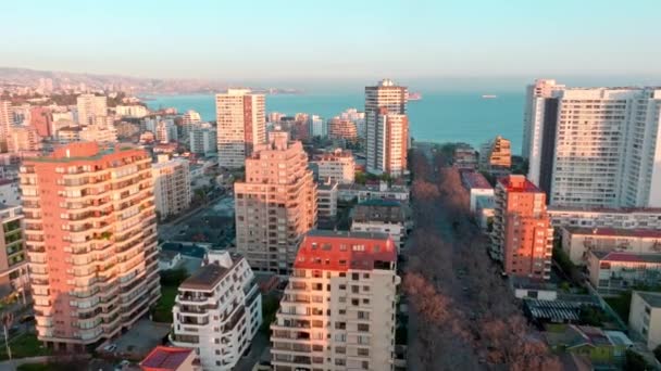 チリのガーデンシティ マル通りの海を見下ろす住宅建築物の空中ビューでドリー — ストック動画