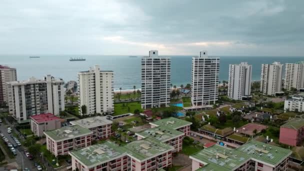 칠레의 비아델 Del Mar 바다를 주거용 건물을 바라보고 버드의 매혹적 — 비디오
