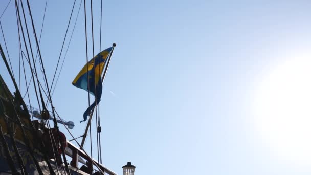 2022年8月8日伦敦金丝雀码头瑞典的Gtheborg国旗在风中飘扬 — 图库视频影像