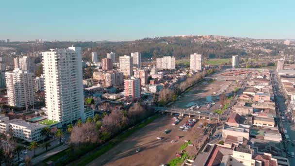 晴れた日のチリ マル通りのマルガ マルガ河口の静的な空中ビュー — ストック動画