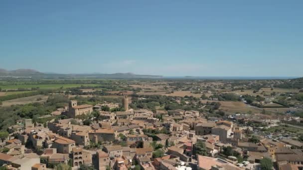 欧洲中世纪旅游城镇加泰罗尼亚中世纪城堡和废墟西班牙吉罗纳帕尔斯镇的空中无人驾驶飞机镜头 — 图库视频影像