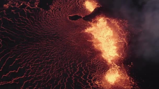 夜间火山喷发的鸟瞰空中景象 从火山口喷出的熔岩 自上而下的鼓声 — 图库视频影像