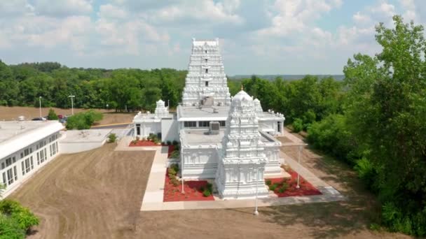 Dron Powietrzny Przodu Poruszający Się Strzał Białej Hinduskiej Świątyni Otoczony — Wideo stockowe