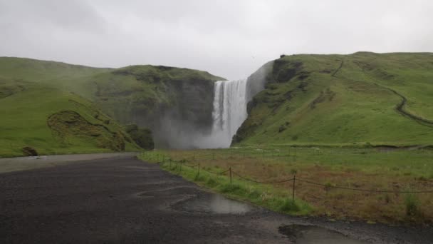 Skogafoss Πέφτει Στην Ισλανδία Ευρύ Πλάνο Σταθερή Βίντεο — Αρχείο Βίντεο