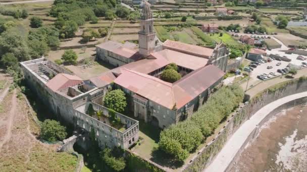 Vista Aérea Monasterio Histórico Dañado Situado Santa Maria Oia Con — Vídeo de stock