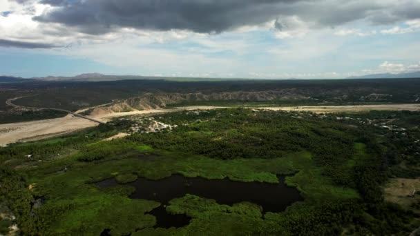 Plan Drone Arrière Une Population Dans Une Oasis Baja Californie — Video