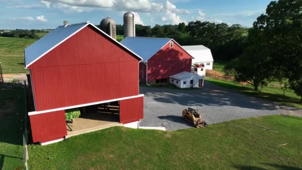 Red Barn Filled Tobacco Amish Farm Usa Descending Aerial — Stock Video