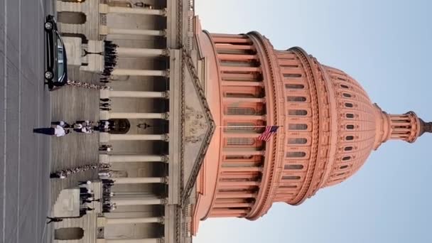 Başkentteki Amerikan Kongre Binası Nın Dikey Hali Abd Bayrağına Sarılı — Stok video