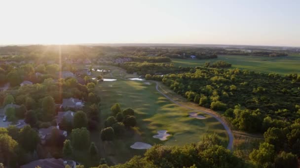 Vacker Utsikt Över Grön Golfbana Intill Genèvesjön Stad Sydöstra Wisconsin — Stockvideo