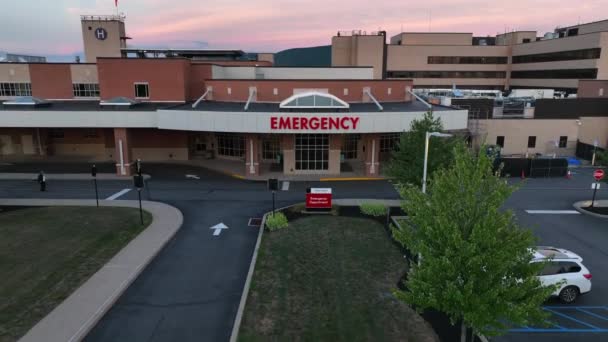 Ascensão Aérea Entrada Emergência Hospital State College Penn State Nittany — Vídeo de Stock