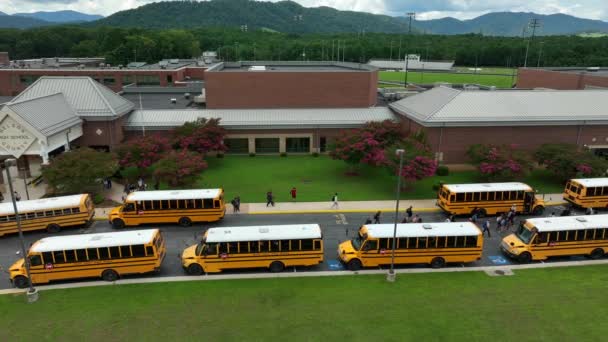 Fronty Školního Autobusu Studenti Opouštějí Budovu Nelson County Virginia High — Stock video