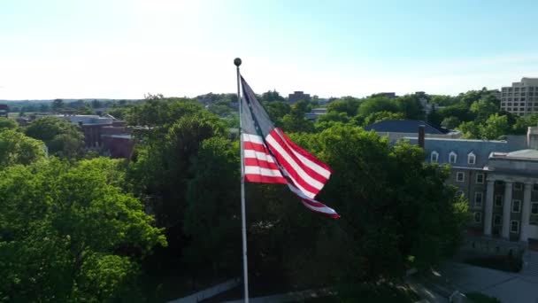 Bandera Americana Penn State Old Main State College Pennsylvania Órbita — Vídeos de Stock