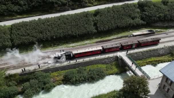 Viejo Tren Vapor Atraviesa Una Pista Montaña Del Ferrocarril Cremallera — Vídeos de Stock
