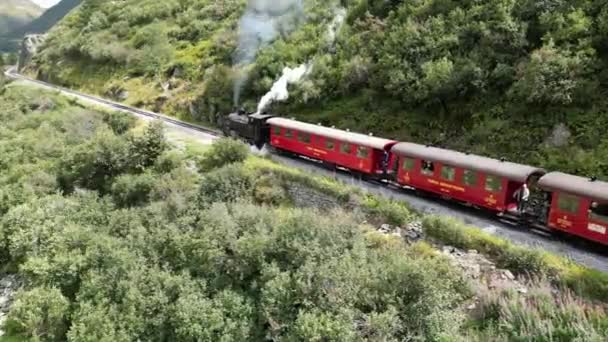 Una Vieja Locomotora Vapor Atraviesa Una Ruta Montaña Los Alpes — Vídeos de Stock
