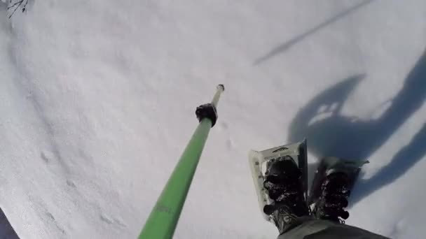 コディアック島のトレッキングポールで山を登ってスノーシューを身に着けている冬のハイカーのアクションカメラショットアラスカ — ストック動画