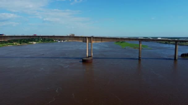 膨大な量の水の上に豊富なトラフィックを持つ長いビームブリッジ 空中ビュー — ストック動画