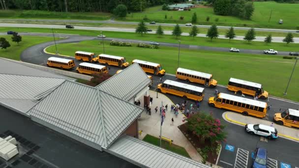 Alunos Deixam Prédio Escola Autocarro Escolar Amarelo Alinha Fim Dia — Vídeo de Stock