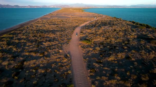 Drohnenschuss Eines Autos Das Die Dünen Der Buckelpiste Paz Baja — Stockvideo