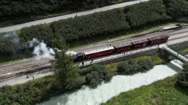 Historická Parní Lokomotiva Vede Přes Horskou Trať Regálové Železnice Švýcarských — Stock video