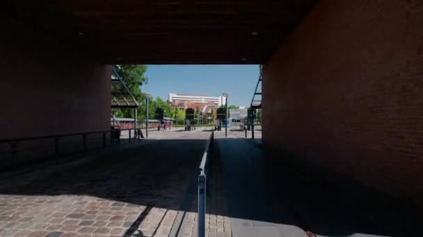Sétáló Felvétel Egy Dán Buszpályaudvarról Amit Ben Lőttek Egy Gimballal — Stock videók