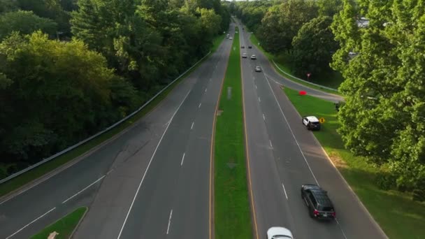 Radiowóz Wzdłuż Autostrady Używa Radaru Sprawdzić Prędkość Widok Lotu Ptaka — Wideo stockowe