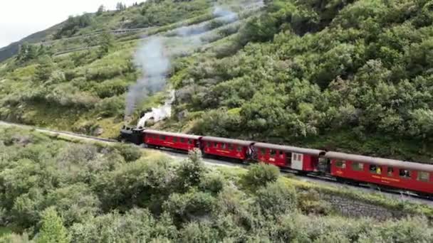 Antica Locomotiva Vapore Corre Una Ferrovia Cremagliera Montagna Nelle Alpi — Video Stock