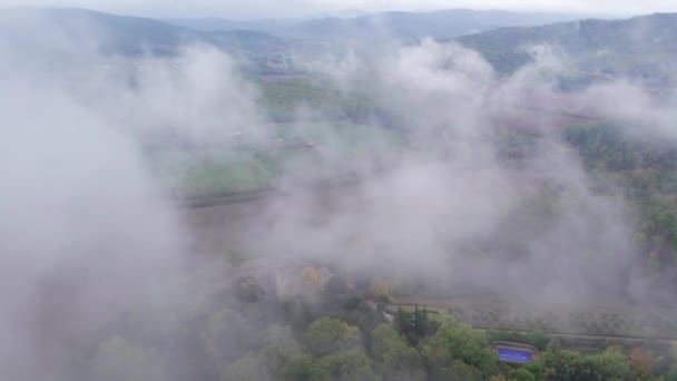 Volando Través Nubes Niebla Revelando Castillo Medieval Colina Italia — Vídeos de Stock