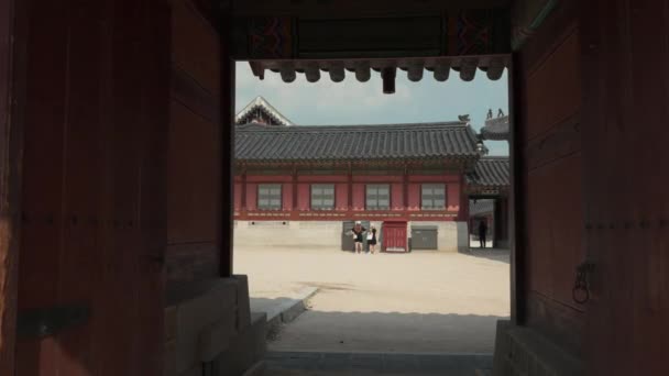Seul Deki Gyeongbok Sarayı Keşfeden Iki Kadın Gezginin Heumgyeonggak Pavyonu — Stok video