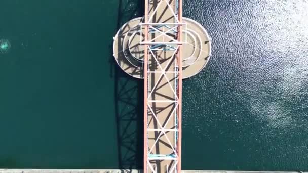 Vliegtuig Drone Vlucht Voetgangersbrug Bij Salford Quays Naast Het Lowry — Stockvideo