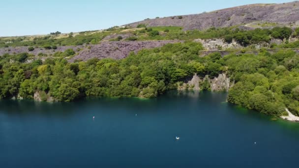 공중에서 바라본 아름다운 호수와 스노도니아 계곡에 지대의 — 비디오