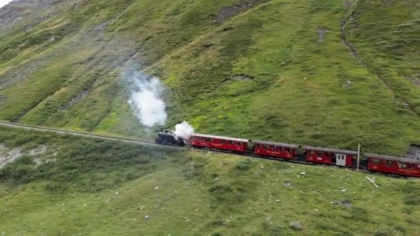 Viejo Ferrocarril Vapor Pasa Por Encima Paso Las Montañas Suizas — Vídeos de Stock